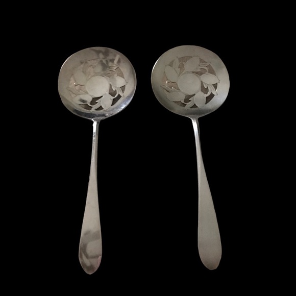 Vintage 1960 WM Rogers Tomato Server / Pattern Hutton (Silverplate) / Set of 2 - Picture 3 of 3